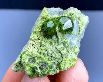 グリーンデマントイドガーネット結晶（母岩付き） - 124グラム - Etsy 日本