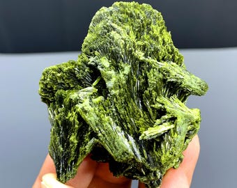 パキスタン産の樹形豊かな緑の緑簾石標本 - 38 グラム - Etsy 日本