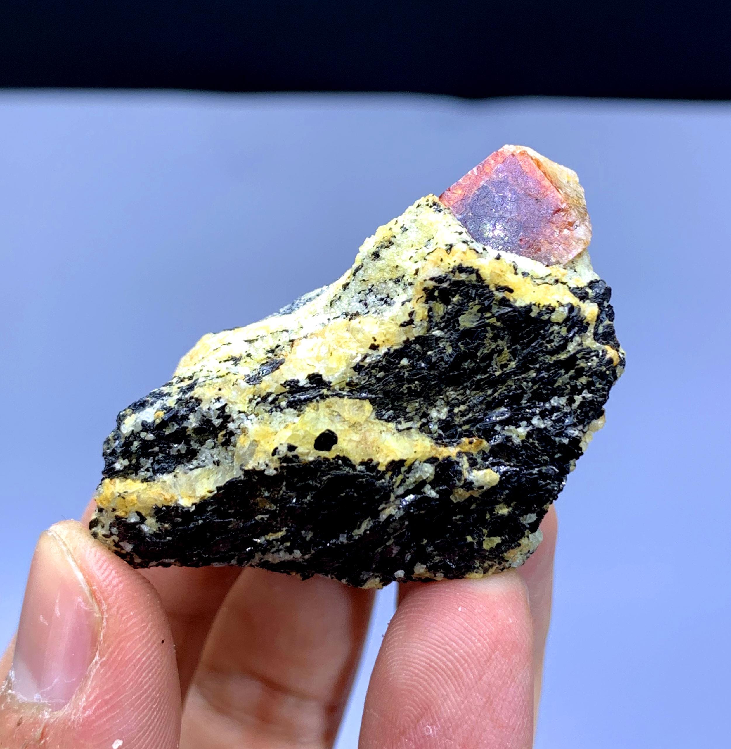 天然赤色ジルコン（マトリックス上）、ジルコン結晶、パキスタンの