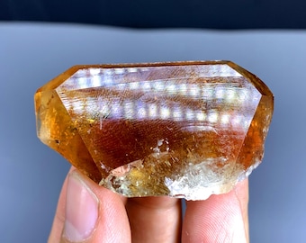 赤いジルコン結晶（母岩付き）、パキスタン・スカルドゥ産、137グラム