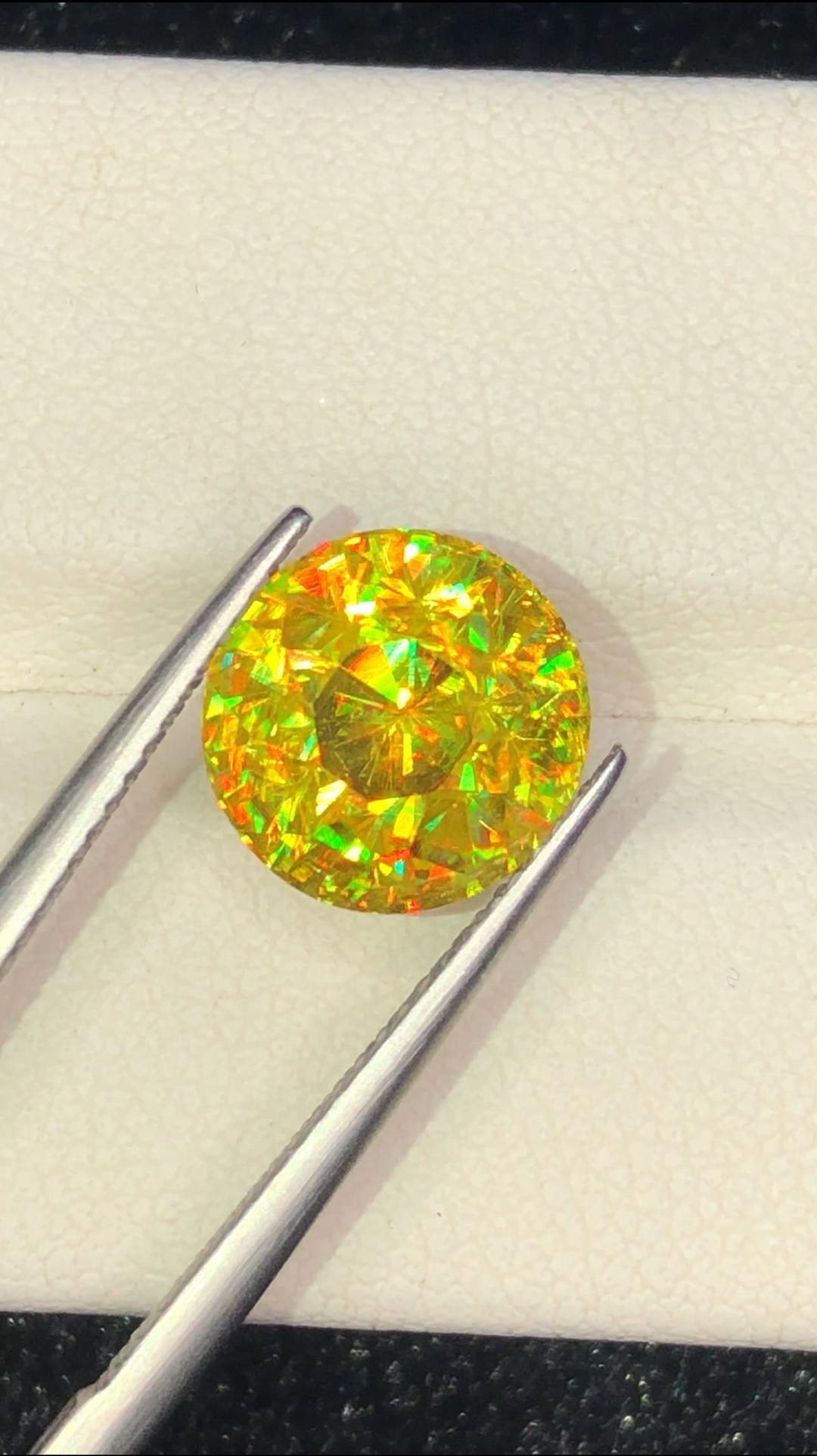 Trichroic Sphene Gemstone: 5.65 CT Round Faceted Titanite - Etsy