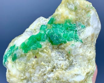 Natural Emerald Crystals With Matrix From Chatral valley Pakistan (パキスタンのシャトラル渓谷からのマトリックスを含む天然エメラルド結晶) 40 Grams Emerald Crystal on Matrix from Chitral Pakistan