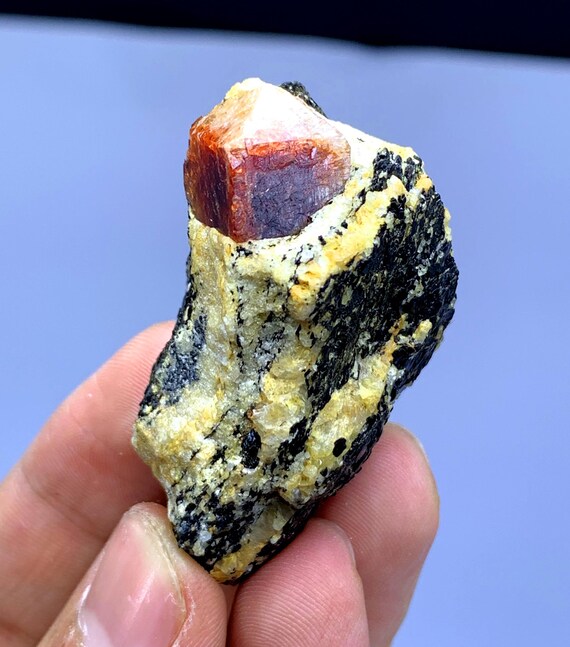 天然赤色ジルコン（マトリックス上）、ジルコン結晶、パキスタンの