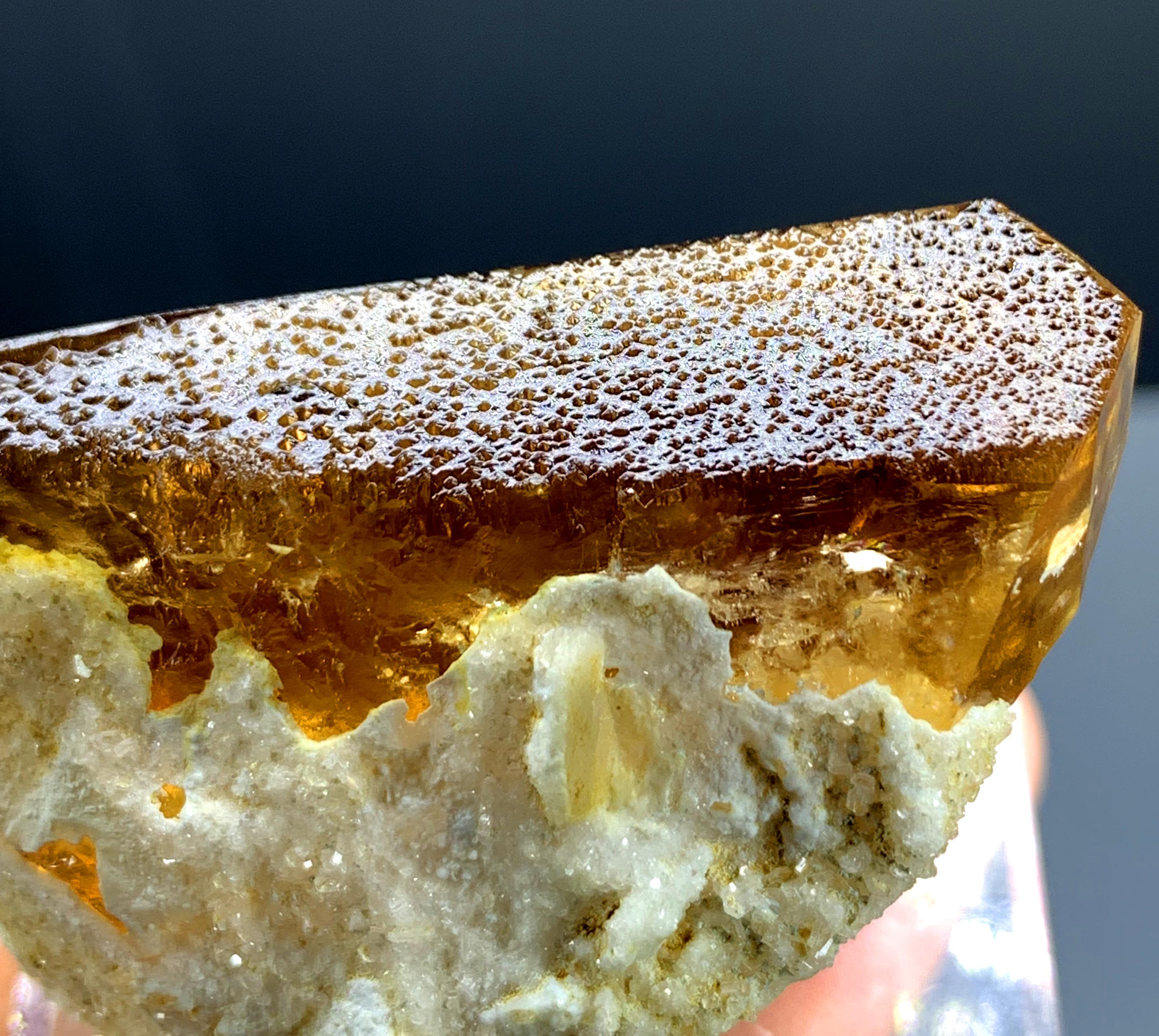 天然の黄金色のエッチングトパーズ、パキスタンのスカルドゥ産トパーズ