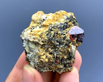 パキスタン産の血のように赤いジルコン結晶（マトリックス付き） - 341