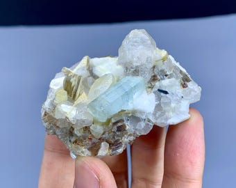雲母入りスカイブルーアクアマリンクリスタル - パキスタンのシガール