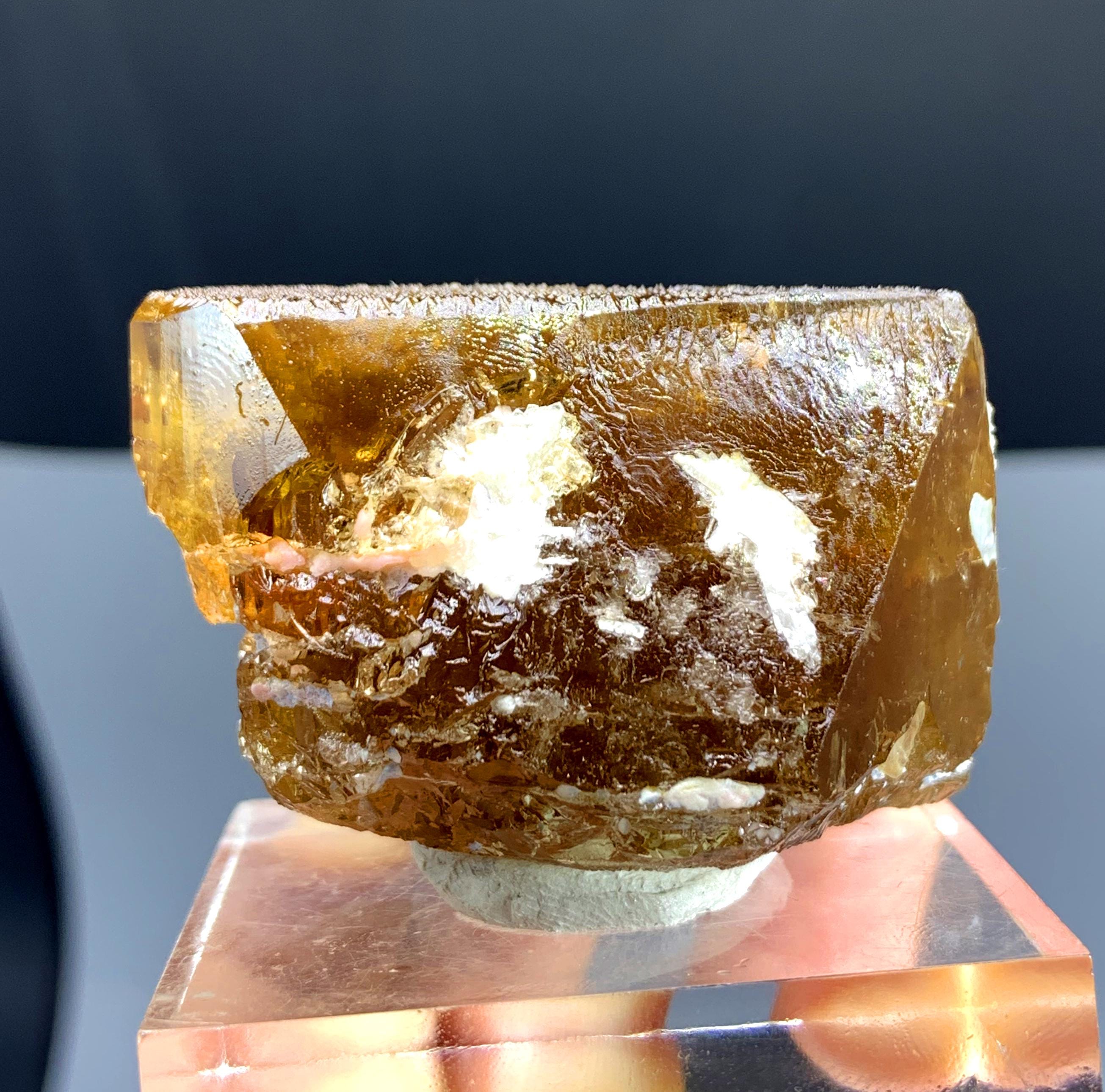 パキスタン スカルドゥ産 エッチングトパーズ 天然の黄金色のエッチングトパーズ、パキスタンのスカルドゥ産トパーズ