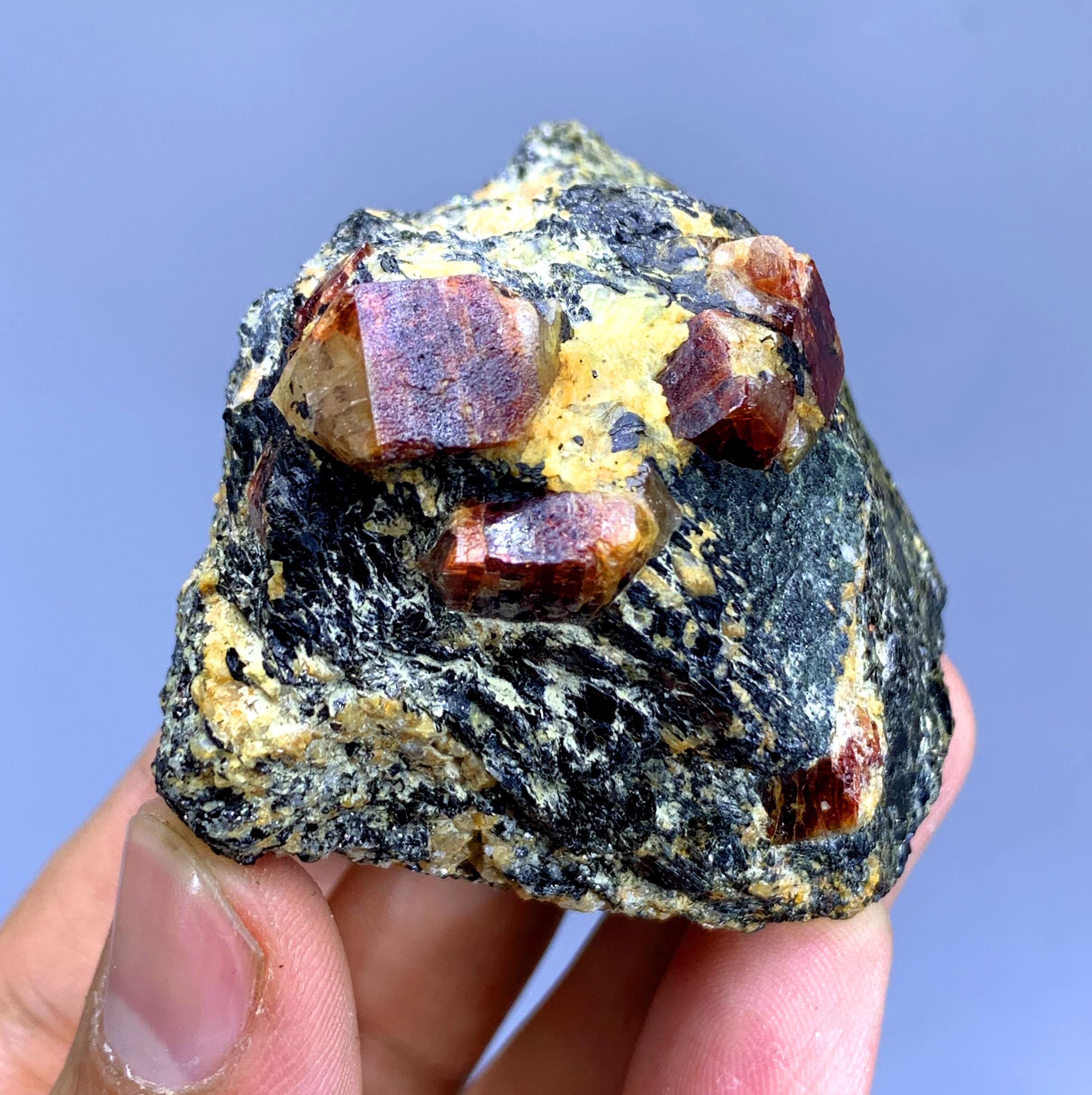 赤いジルコン結晶（母岩付き）、パキスタン・スカルドゥ産、137グラム