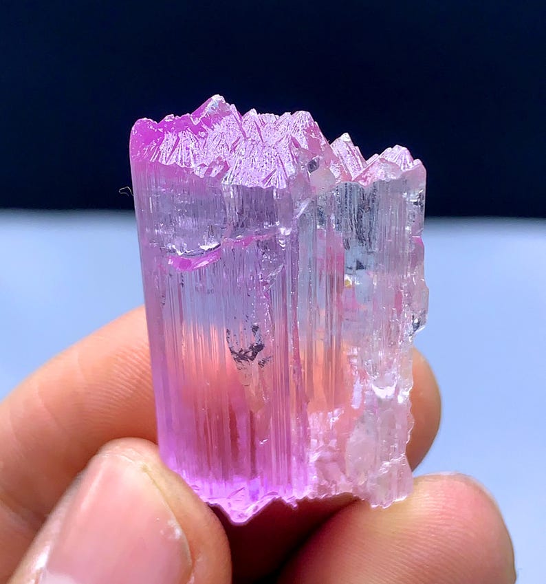 Peut inclure: Un cristal rose et transparent avec une texture stri&eacute;e. Le cristal est translucide et a une l&eacute;g&egrave;re teinte rose. C'est un sp&eacute;cimen min&eacute;ral naturel.