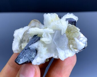 パキスタン産のアルバイトと組み合わせたブルーキャップトルマリン結晶