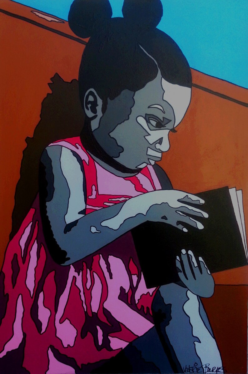 Pode incluir: Uma menina pequena com rabo de cavalo senta-se em uma superf&iacute;cie marrom, vestindo um vestido rosa e lendo um livro preto. O fundo &eacute; azul brilhante.