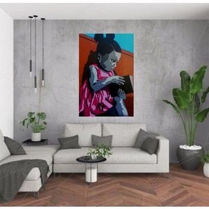 Pode incluir: Uma pintura de uma menina com um vestido rosa sentada em um banco e lendo um livro. O fundo &eacute; um degrad&ecirc; azul e laranja.