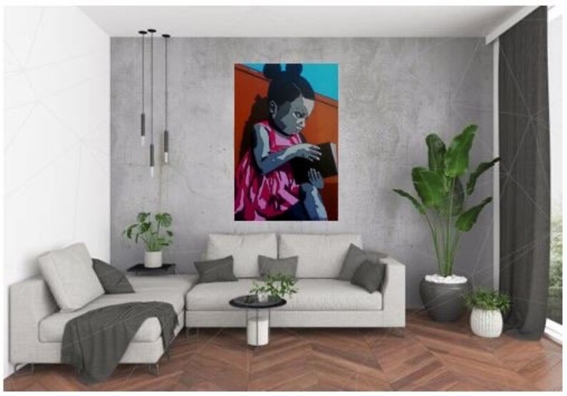Pode incluir: Uma pintura de uma menina com um vestido rosa sentada em um banco e lendo um livro. O fundo &eacute; um degrad&ecirc; azul e laranja.