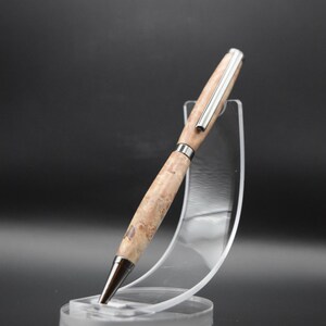 Op de afbeelding: Een houten pen met een zilveren rand en een bruin burl-houten patroon. De pen wordt getoond op een transparante kunststof standaard.