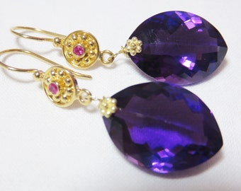 SALE 30% SALE Lila Amethyst Facettierte Marquise (47,06cts) mit rotem Granat und Goldohrringen