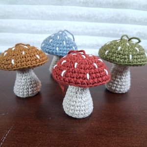 Champignon en coton au crochet fait main / breloque rétroviseur / breloque porte-clés / ornement de sapin de Noël