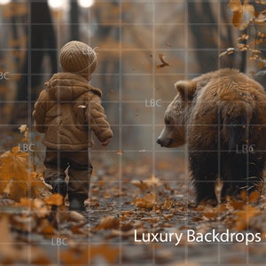 Könnte beinhalten: Ein kleines Kind in einer braunen Jacke und einer Strickmütze geht einen Waldweg entlang, der mit Herbstlaub bedeckt ist. Ein Braunbär geht in die entgegengesetzte Richtung und schaut das Kind an.