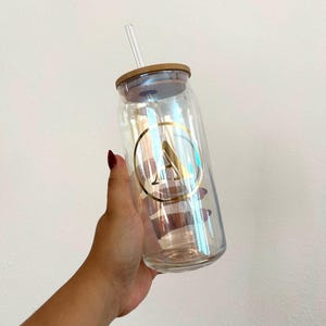 Vaso de vidrio con letras doradas de 24 oz con tapa de bambú y pajita