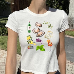 Camiseta de bebé coqueta, camiseta de bebé de verano italiano, camiseta de bebé vintage, Y2K, camiseta de álbum de recortes, Coastal Grandma, top corto ajustado, camiseta Tin Fish