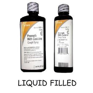 Puede incluir: Dos botellas de jarabe para la tos Actavis con tapas negras y etiquetas blancas. Las etiquetas dicen "Prometh With Codeine Cough Syrup". Las botellas están llenas de un líquido oscuro. El texto "LIQUID FILLED" está en la parte inferior.