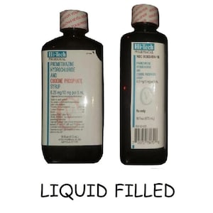 Puede incluir: Dos botellas de color marrón oscuro de Hi-Tech Pharmaceutical con medicamento líquido. Las etiquetas dicen Prometazina Clorhidrato y Jarabe de Fosfato de Codeína. Cada botella contiene 473 ml. El texto "LIQUID FILLED" está en la parte inferior.
