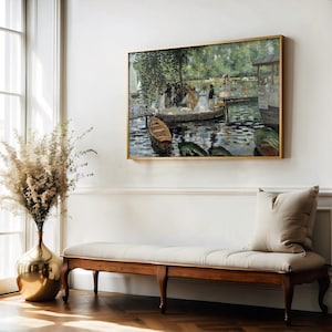 Op de afbeelding: Een ingelijst schilderij van een groep mensen in een boot op een meer. Het schilderij is in een gouden lijst en hangt aan een witte muur. Er staat een bank voor het schilderij en een vaas met bloemen op de vloer.