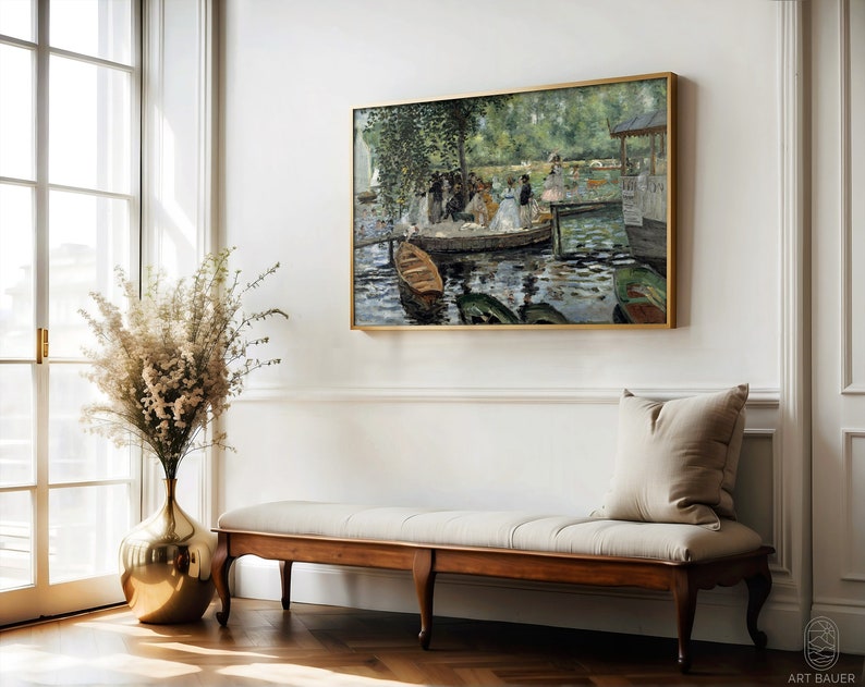 Op de afbeelding: Een ingelijst schilderij van een groep mensen in een boot op een meer. Het schilderij is in een gouden lijst en hangt aan een witte muur. Er staat een bank voor het schilderij en een vaas met bloemen op de vloer.