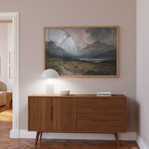 Pu&ograve; includere: Un credenza in legno con due ante e tre cassetti. La credenza &egrave; di colore marrone chiaro e ha un design moderno. Una lampada bianca e una ciotola bianca sono sopra la credenza. Un dipinto di paesaggio incorniciato &egrave; appeso al muro sopra la credenza.
