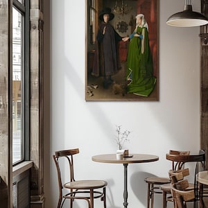 Puede incluir: Un cuadro enmarcado que representa a dos figuras con vestimenta hist&oacute;rica, ambientado en una habitaci&oacute;n con fondo rojo. La habitaci&oacute;n est&aacute; amueblada con una mesa redonda, sillas y una ventana. La escena est&aacute; iluminada por luces colgantes.