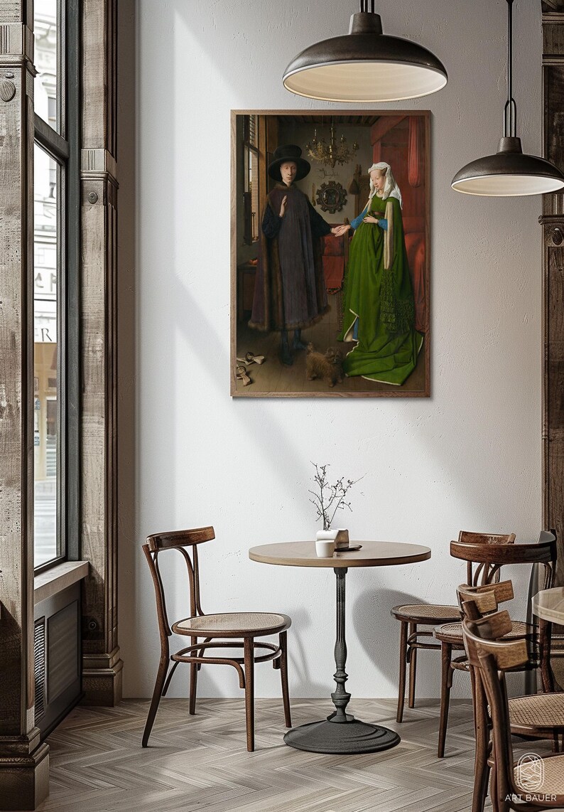 Puede incluir: Un cuadro enmarcado que representa a dos figuras con vestimenta hist&oacute;rica, ambientado en una habitaci&oacute;n con fondo rojo. La habitaci&oacute;n est&aacute; amueblada con una mesa redonda, sillas y una ventana. La escena est&aacute; iluminada por luces colgantes.