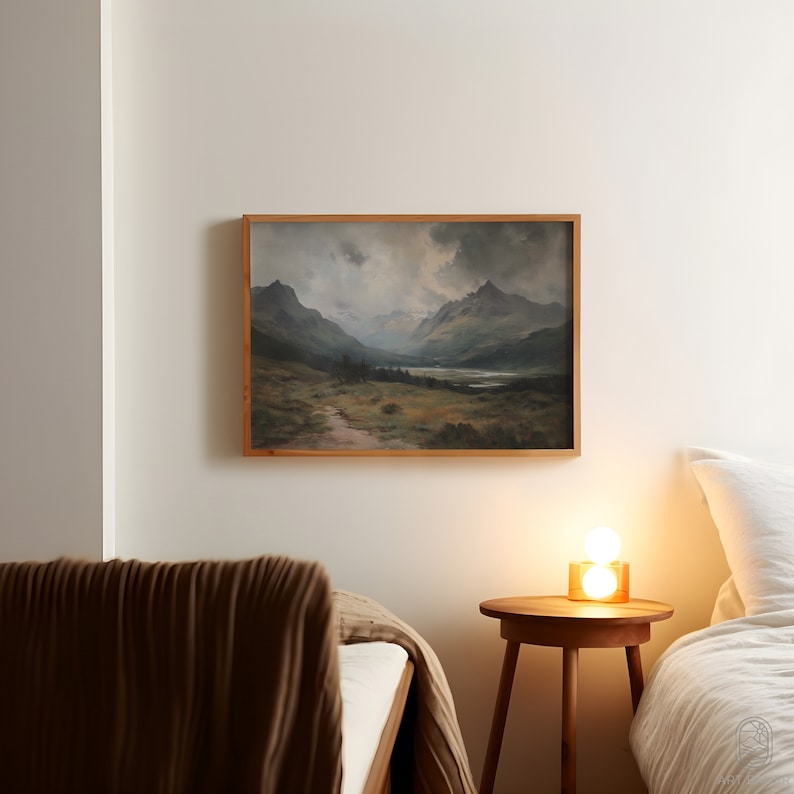 Pu&ograve; includere: Un dipinto incorniciato di un paesaggio montano con un sentiero tortuoso che conduce attraverso una valle. Il dipinto &egrave; in una cornice di legno ed &egrave; appeso a una parete bianca.
