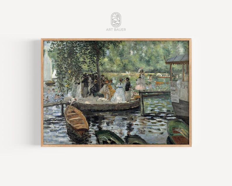 Op de afbeelding: Een schilderij dat een groep mensen in een boot op een meer toont. De boot is omringd door bomen en waterlelies. De mensen zijn gekleed in 19e-eeuwse kleding. Het schilderij is in een gedempte kleurenpalet van groen, bruin en blauw.