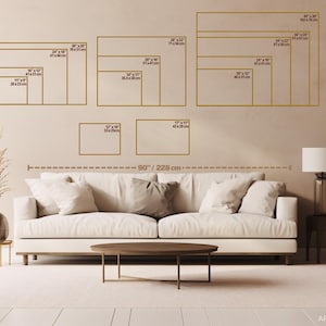 Pu&ograve; includere: Un mockup di design di interni per un soggiorno con un divano bianco e un tavolino da caff&egrave; marrone. La parete &egrave; beige e presenta una parete di galleria con nove stampe incorniciate di diverse dimensioni. La stampa pi&ugrave; grande misura 40 pollici per 30 pollici, e la pi&ugrave; piccola misura 17 pollici per 11 pollici. La parete della galleria misura 90 pollici di larghezza.