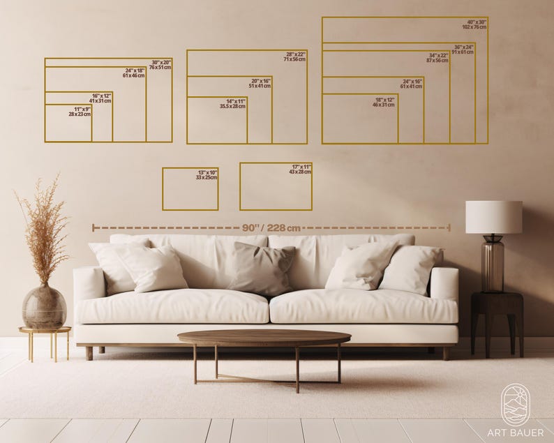 Pu&ograve; includere: Un mockup di design di interni per un soggiorno con un divano bianco e un tavolino da caff&egrave; marrone. La parete &egrave; beige e presenta una parete di galleria con nove stampe incorniciate di diverse dimensioni. La stampa pi&ugrave; grande misura 40 pollici per 30 pollici, e la pi&ugrave; piccola misura 17 pollici per 11 pollici. La parete della galleria misura 90 pollici di larghezza.