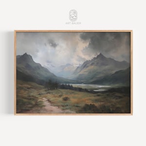 Pu&ograve; includere: Un dipinto di un paesaggio montano con un sentiero che conduce attraverso il primo piano. Le montagne sono ricoperte di vegetazione verde e il cielo &egrave; grigio nuvoloso.