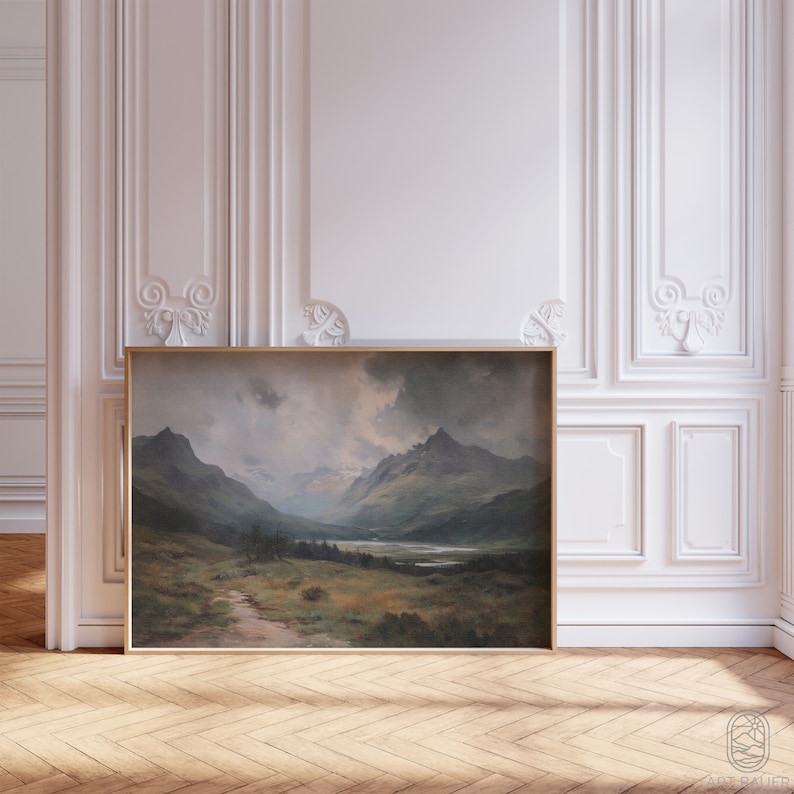 Pu&ograve; includere: Un dipinto di paesaggio incorniciato che rappresenta una catena montuosa con una valle e un lago in primo piano. Il cielo &egrave; nuvoloso e le montagne sono ricoperte di alberi e vegetazione.