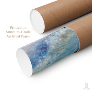 Pu&ograve; includere: Una stampa arrotolata di un dipinto astratto blu e bianco &egrave; all'interno di un tubo di cartone marrone. Il testo "Printed on Museum-Grade Archival Paper" &egrave; visibile sullo sfondo bianco.