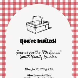 Puede incluir: Una manta de picnic a cuadros rojos y blancos con una ilustración en blanco y negro de una cesta de picnic. El texto "You're Invited!" está en la parte superior de la invitación. El texto "Join us for the 12th Annual Smith Family Reunion" está debajo de la ilustración. El texto "When: Jan. 27, 2035 @ 1 PM" está debajo del título de la reunión. El texto "Where: Summerfield Park 100 Runaway Road, Epcot, MK" está debajo de la fecha y la hora. El texto "Potluck Style. Please bring your favourite Side, Dessert, or Drinks." está debajo de la ubicación. El texto "RSVP to Nancy (405) 876-3421 by Jan 6th." está en la parte inferior de la invitación.