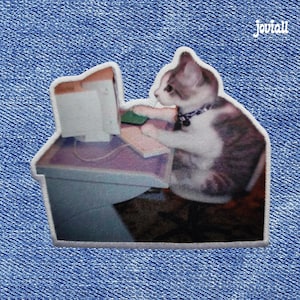 Könnte beinhalten: Ein Aufbügelflicken mit einer Katze, die an einem Computer sitzt. Die Katze ist weiß und grau, trägt ein Halsband und scheint zu tippen. Der Flicken befindet sich auf einem blauen Jeanshintergrund, mit dem Wort "Joviall" oben rechts.