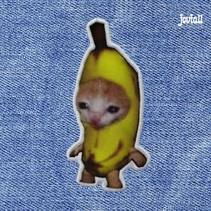 Może przedstawiać: Haftowana naszywka przedstawiająca kota w kostiumie banana ze smutnym wyrazem twarzy. Naszywka jest obramowana na biało i umieszczona na niebieskim tle z dżinsu. Słowo "Joviall" znajduje się w prawym górnym rogu.