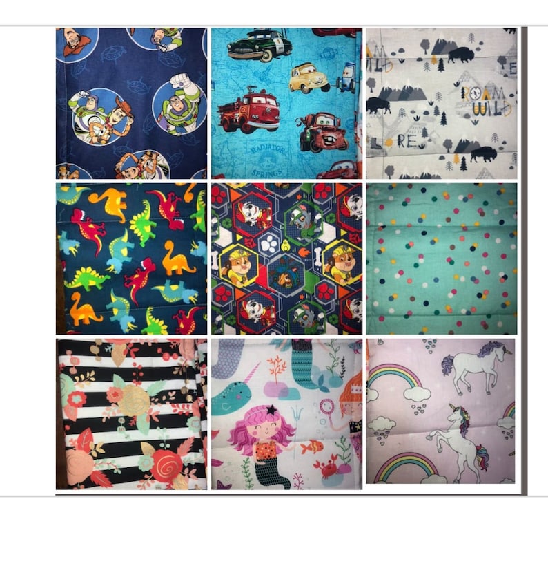 Op de afbeelding: Een collage van negen vierkante stoffen met verschillende kinderthema's. De vierkanten bevatten een blauwe stof met een Toy Story-patroon, een blauwe stof met een Cars-patroon, een grijze stof met een bospatroon, een blauwe stof met een dinosauruspatroon, een blauwe stof met een Paw Patrol-patroon, een groene stof met een stippenpatroon, een zwart-witte stof met een bloemenpatroon, een witte stof met een zeemeerminpatroon en een roze stof met een eenhoornpatroon.