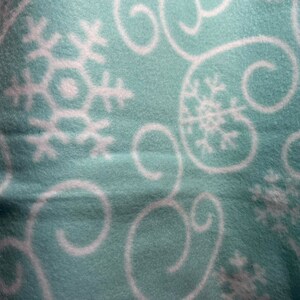 Crate Mat - Snowflake Swirl - x small 18 x 12