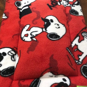 Kratmat - witte hond met snor op rood