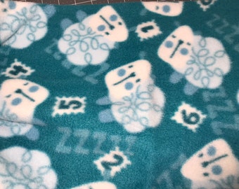 Tappetino per cuccia con pecore bianche e numeri su pile verde acqua