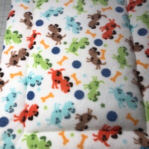 Kratmat - meerdere puppy&#39;s op wit