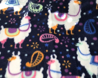 Cucce con lama e fiori su pile blu navy