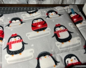 Cuscino per cuccia con pinguini su pile grigio