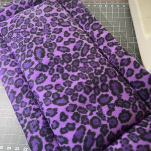 Almohadilla de caja de vellón con estampado de leopardo morado