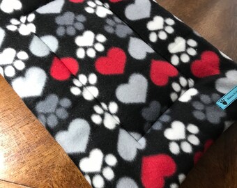 Almohadilla para cajón con huellas de patas y corazones, forro polar rojo y negro