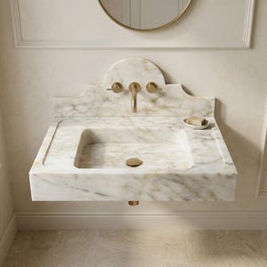 Puede incluir: Un letrero de madera hecho a mano con la palabra "Welcome" en una fuente juguetona. El letrero pintado de blanco tiene un acabado envejecido y presenta un dise&ntilde;o floral decorativo en tonos rosas y verdes. Para uso en interiores o exteriores.